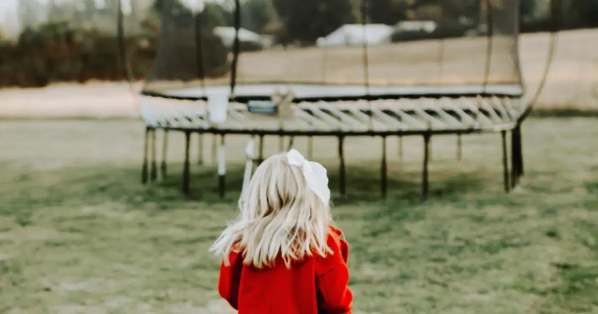 Trampoline dans le jardin : guide d’installation et conseils sécurité