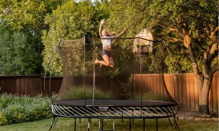 Trampoline extérieur : pourquoi Springfree est le seul conçu pour rester dehors toute l’année