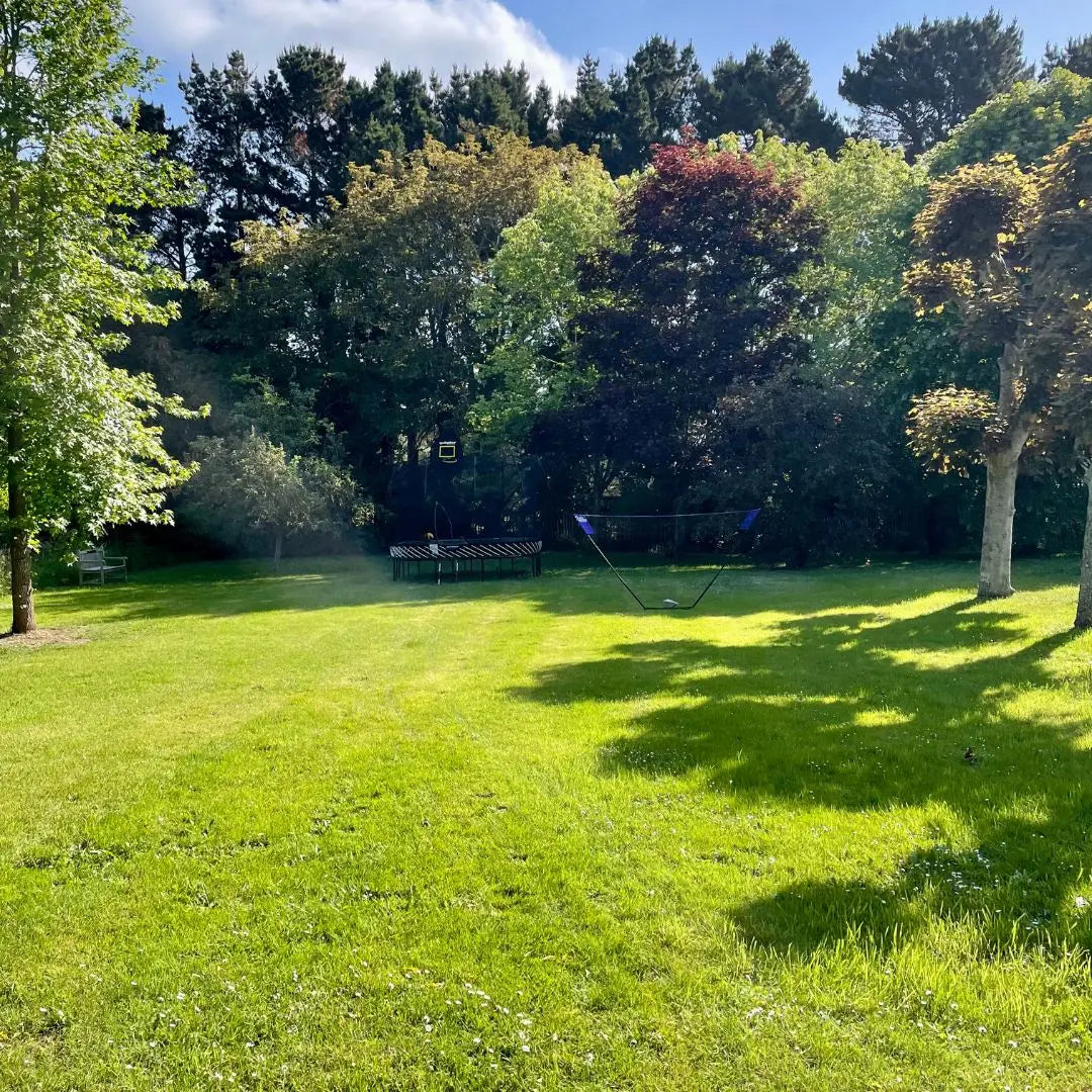 Un Trampoline dans le Jardin : Et si Élégance et Design allaient de Pair ?