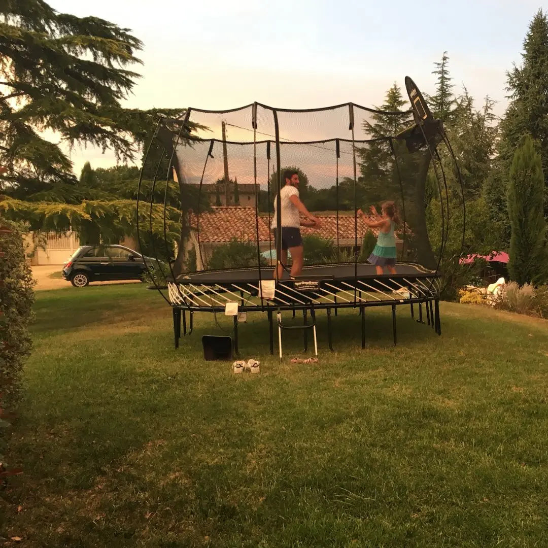 Trampoline haut de gamme vs trampoline classique : comment faire la différence ?