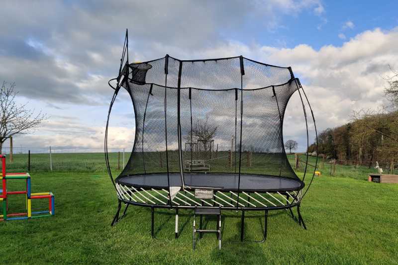 Trampoline haut de gamme : sécurité, design et durabilité